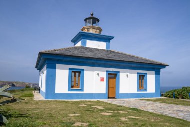 Ribadeo Deniz Feneri İspanya, Galiçya 'daki Pancha Adası' ndan ele geçirildi. Atlantik Okyanusu kıyısında duran ikonik deniz feneriyle çarpıcı bir kıyı manzarası..