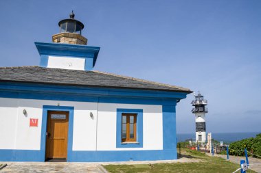 Ribadeo Deniz Feneri İspanya, Galiçya 'daki Pancha Adası' ndan ele geçirildi. Atlantik Okyanusu kıyısında duran ikonik deniz feneriyle çarpıcı bir kıyı manzarası..