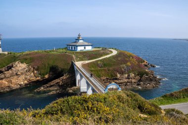 Kuzey İspanya 'nın Galiçya kıyı bölgesinde Ribadeo yakınlarında engebeli uçurumlar ve Atlantik sularıyla çevrili Pancha Adası deniz feneri..
