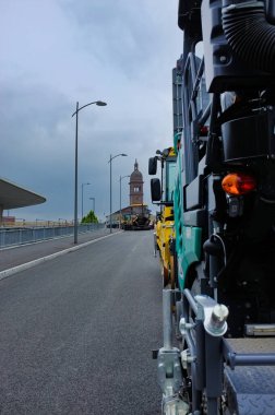 New Castle, Delaware, ABD - 9 Kasım 2024 Delaware Memorial Köprüsü 'nde hareket halindeki araçlarla büyük bir asma köprüye yaklaşan yoğun bir otoyol.