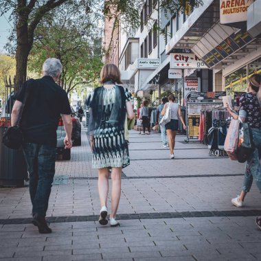 Görüntü, alışveriş yapan ve gezen yayalarla dolu hareketli bir şehir caddesini yakalıyor. Axels Gabys, City ve Arena Multistore dahil olmak üzere çeşitli mağazalar caddeleri doldurarak ticari enerjiyi artırıyor. Ağaçlar bize...