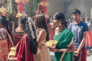 5 Ağustos 2018 'de Pforzheim Almanya Açık Hava Düğünü kalabalık bir caddede canlı bir kültürel tören düzenlenir ve katılımcılar canlı geleneksel giysiler içinde giyinir. Tütsü dumanı havada süzülürken kurban taşırlar., 