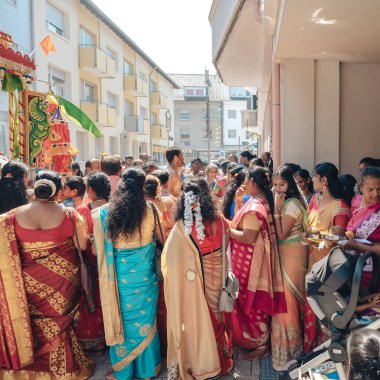 5 Ağustos 2018 'de Pforzheim Almanya Açık Hava Düğünü kalabalık bir caddede canlı bir kültürel tören düzenlenir ve katılımcılar canlı geleneksel giysiler içinde giyinir. Tütsü dumanı havada süzülürken kurban taşırlar., 