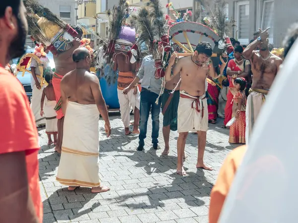 5 Ağustos 2018 'de Pforzheim Almanya Açık Hava Düğünü kalabalık bir caddede canlı bir kültürel tören düzenlenir ve katılımcılar canlı geleneksel giysiler içinde giyinir. Tütsü dumanı havada süzülürken kurban taşırlar., 
