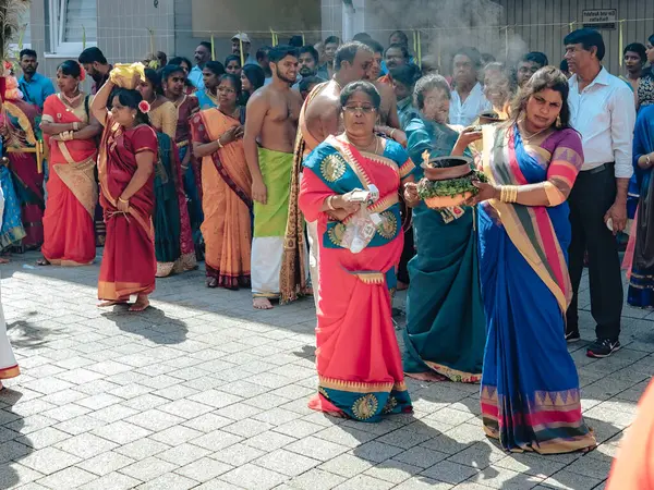 5 Ağustos 2018 'de Pforzheim Almanya Açık Hava Düğünü kalabalık bir caddede canlı bir kültürel tören düzenlenir ve katılımcılar canlı geleneksel giysiler içinde giyinir. Tütsü dumanı havada süzülürken kurban taşırlar., 