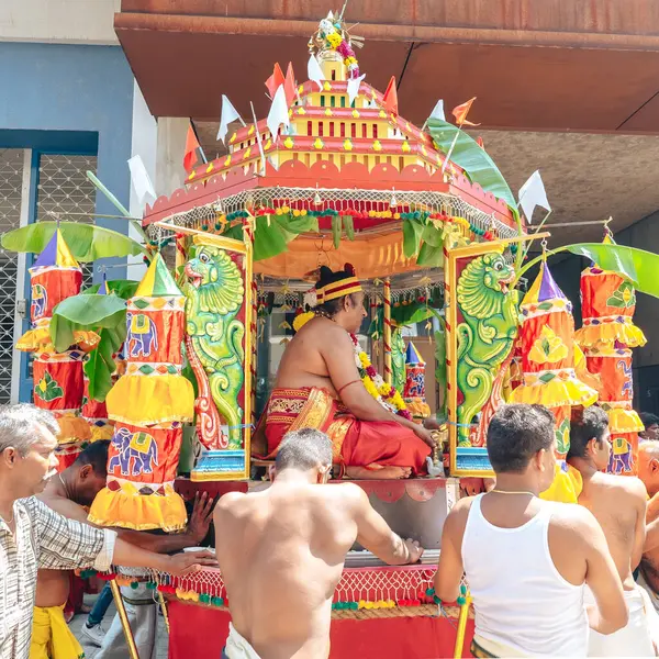 5 Ağustos 2018 'de Pforzheim Almanya Açık Hava Düğünü kalabalık bir caddede canlı bir kültürel tören düzenlenir ve katılımcılar canlı geleneksel giysiler içinde giyinir. Tütsü dumanı havada süzülürken kurban taşırlar., 