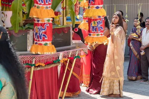 5 Ağustos 2018 'de Pforzheim Almanya Açık Hava Düğünü kalabalık bir caddede canlı bir kültürel tören düzenlenir ve katılımcılar canlı geleneksel giysiler içinde giyinir. Tütsü dumanı havada süzülürken kurban taşırlar., 