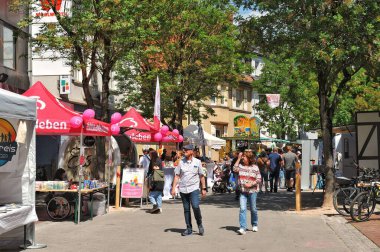 Mlacker 'ın antika kasabasında, klasik araba ve motosikletlerin sergilendiği şenlikli bir atmosfer çiçek açtı. Dükkanlar sokakları süslüyor, çeşitli tatlılar, lezzetli atıştırmalıklar ve lezzetli içecekler sunuyordu. Konforlu oturma alanları ziyaretçileri davet ediyor