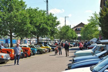 Muhlacker 'ın antika kasabasında, klasik araba ve motosikletlerin sergilendiği şenlikli bir atmosfer çiçek açtı. Dükkanlar sokakları süslüyor, çeşitli tatlılar, lezzetli atıştırmalıklar ve lezzetli içecekler sunuyordu. Konforlu oturma alanları ziyaretçileri davet etti 