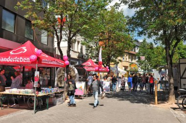 Muhlacker 'ın antika kasabasında, klasik araba ve motosikletlerin sergilendiği şenlikli bir atmosfer çiçek açtı. Dükkanlar sokakları süslüyor, çeşitli tatlılar, lezzetli atıştırmalıklar ve lezzetli içecekler sunuyordu. Konforlu oturma alanları ziyaretçileri davet etti 