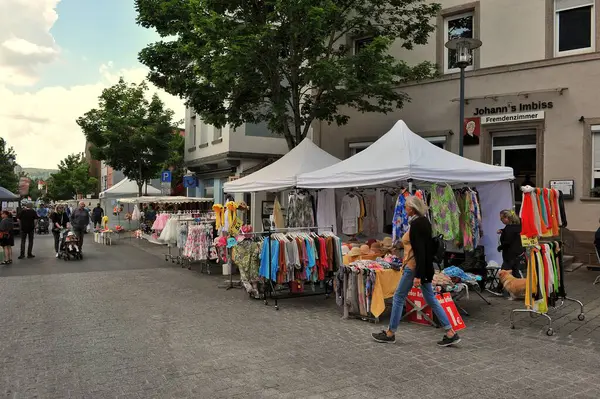 Moskova Rusya 30 Temmuz 2017. Fotoğraf metrodaki yolcuları gösteriyor. İki kadın kapının yanında duruyor, biri tırabzana tutunuyor. Arka planda oturan yolcular görülebilir. Fotoğraf toplu taşımanın atmosferini yakalıyor..