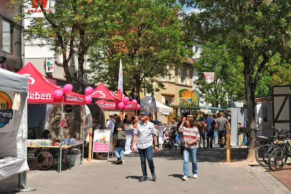 Mlacker 'ın antika kasabasında, klasik araba ve motosikletlerin sergilendiği şenlikli bir atmosfer çiçek açtı. Dükkanlar sokakları süslüyor, çeşitli tatlılar, lezzetli atıştırmalıklar ve lezzetli içecekler sunuyordu. Konforlu oturma alanları ziyaretçileri davet ediyor
