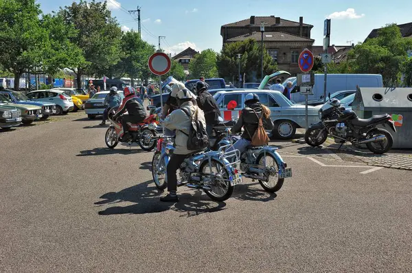 Mlacker 'ın antika kasabasında, klasik araba ve motosikletlerin sergilendiği şenlikli bir atmosfer çiçek açtı. Dükkanlar sokakları süslüyor, çeşitli tatlılar, lezzetli atıştırmalıklar ve lezzetli içecekler sunuyordu. Konforlu oturma alanları ziyaretçileri davet ediyor