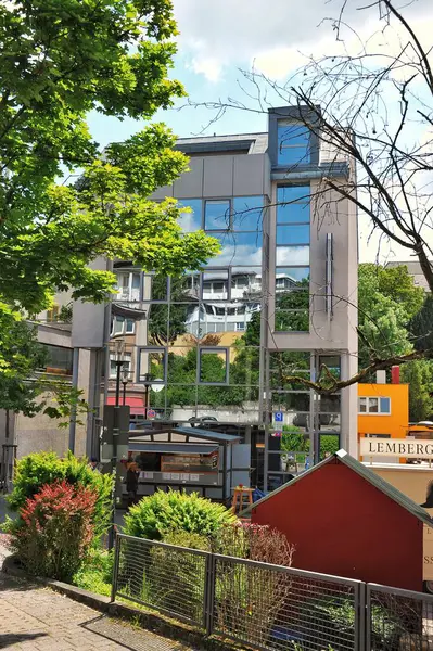 Muhlacker 'ın antika kasabasında, klasik araba ve motosikletlerin sergilendiği şenlikli bir atmosfer çiçek açtı. Dükkanlar sokakları süslüyor, çeşitli tatlılar, lezzetli atıştırmalıklar ve lezzetli içecekler sunuyordu. Konforlu oturma alanları ziyaretçileri davet etti 