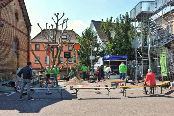 Mlacker 'ın antika kasabasında, klasik araba ve motosikletlerin sergilendiği şenlikli bir atmosfer çiçek açtı. Dükkanlar sokakları süslüyor, çeşitli tatlılar, lezzetli atıştırmalıklar ve lezzetli içecekler sunuyordu. Konforlu oturma alanları ziyaretçileri davet etti
