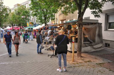 Mlacker 'ın antika kasabasında, klasik araba ve motosikletlerin sergilendiği şenlikli bir atmosfer çiçek açtı. Dükkanlar sokakları süslüyor, çeşitli tatlılar, lezzetli atıştırmalıklar ve lezzetli içecekler sunuyordu. Konforlu oturma alanları ziyaretçileri davet etti