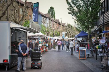 Mlacker 'ın antika kasabasında, klasik araba ve motosikletlerin sergilendiği şenlikli bir atmosfer çiçek açtı. Dükkanlar sokakları süslüyor, çeşitli tatlılar, lezzetli atıştırmalıklar ve lezzetli içecekler sunuyordu. Konforlu oturma alanları ziyaretçileri davet etti