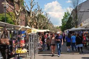 Mlacker 'ın antika kasabasında, klasik araba ve motosikletlerin sergilendiği şenlikli bir atmosfer çiçek açtı. Dükkanlar sokakları süslüyor, çeşitli tatlılar, lezzetli atıştırmalıklar ve lezzetli içecekler sunuyordu. Konforlu oturma alanları ziyaretçileri davet etti