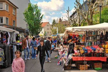 Mlacker 'ın antika kasabasında, klasik araba ve motosikletlerin sergilendiği şenlikli bir atmosfer çiçek açtı. Dükkanlar sokakları süslüyor, çeşitli tatlılar, lezzetli atıştırmalıklar ve lezzetli içecekler sunuyordu. Konforlu oturma alanları ziyaretçileri davet etti