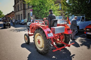 Mlacker 'ın antika kasabasında, klasik araba ve motosikletlerin sergilendiği şenlikli bir atmosfer çiçek açtı. Dükkanlar sokakları süslüyor, çeşitli tatlılar, lezzetli atıştırmalıklar ve lezzetli içecekler sunuyordu. Konforlu oturma alanları ziyaretçileri davet etti