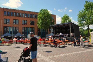 Mlacker 'ın antika kasabasında, klasik araba ve motosikletlerin sergilendiği şenlikli bir atmosfer çiçek açtı. Dükkanlar sokakları süslüyor, çeşitli tatlılar, lezzetli atıştırmalıklar ve lezzetli içecekler sunuyordu. Konforlu oturma alanları ziyaretçileri davet etti