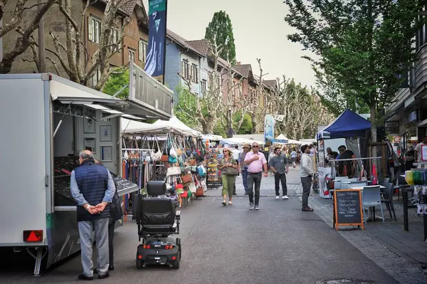 Mlacker 'ın antika kasabasında, klasik araba ve motosikletlerin sergilendiği şenlikli bir atmosfer çiçek açtı. Dükkanlar sokakları süslüyor, çeşitli tatlılar, lezzetli atıştırmalıklar ve lezzetli içecekler sunuyordu. Konforlu oturma alanları ziyaretçileri davet etti