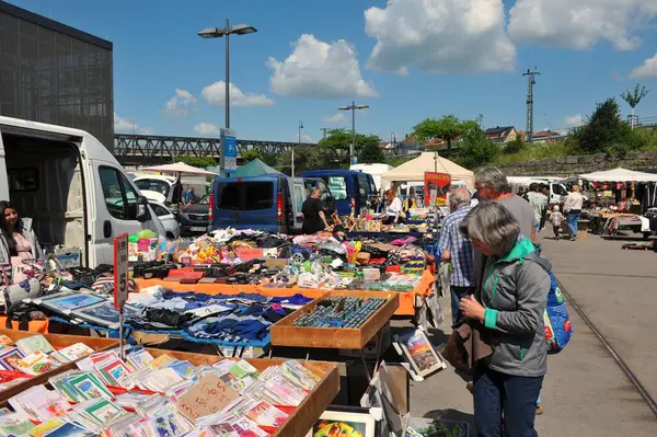 Mlacker 'ın antika kasabasında, klasik araba ve motosikletlerin sergilendiği şenlikli bir atmosfer çiçek açtı. Dükkanlar sokakları süslüyor, çeşitli tatlılar, lezzetli atıştırmalıklar ve lezzetli içecekler sunuyordu. Konforlu oturma alanları ziyaretçileri davet etti
