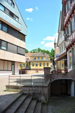 Sakinleş. Almanya. 31 Mayıs 2025 şehir tatili. Görüntü, canlı bir kasaba meydanını, tarihi yarı ahşap binalar, açık hava koltukları ve atmosferin keyfini çıkaran insanlarla yakalıyor..