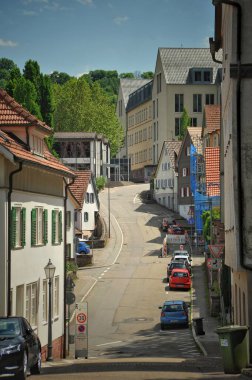 Sakinleş. Almanya. 31 Mayıs 2025 şehir tatili. Görüntü, canlı bir kasaba meydanını, tarihi yarı ahşap binalar, açık hava koltukları ve atmosferin keyfini çıkaran insanlarla yakalıyor..