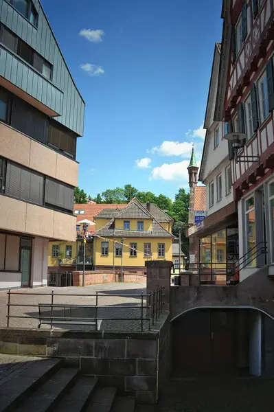 Sakinleş. Almanya. 31 Mayıs 2025 şehir tatili. Görüntü, canlı bir kasaba meydanını, tarihi yarı ahşap binalar, açık hava koltukları ve atmosferin keyfini çıkaran insanlarla yakalıyor..