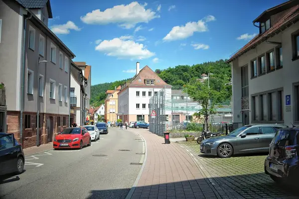 Sakinleş. Almanya. 31 Mayıs 2025 şehir tatili. Görüntü, canlı bir kasaba meydanını, tarihi yarı ahşap binalar, açık hava koltukları ve atmosferin keyfini çıkaran insanlarla yakalıyor..