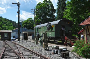 Sakinleş. Almanya. 31 Mayıs 2025 şehir tatili. Görüntü, canlı bir kasaba meydanını, tarihi yarı ahşap binalar, açık hava koltukları ve atmosferin keyfini çıkaran insanlarla yakalıyor..