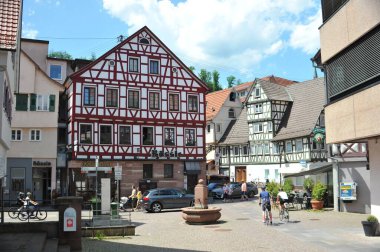 Sakinleş. Almanya. 31 Mayıs 2025 şehir tatili. Görüntü, canlı bir kasaba meydanını, tarihi yarı ahşap binalar, açık hava koltukları ve atmosferin keyfini çıkaran insanlarla yakalıyor..