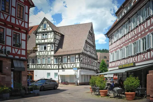 Sakinleş. Almanya. 31 Mayıs 2025 şehir tatili. Görüntü, canlı bir kasaba meydanını, tarihi yarı ahşap binalar, açık hava koltukları ve atmosferin keyfini çıkaran insanlarla yakalıyor..