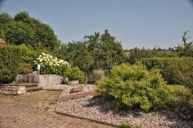 Çevredeki yemyeşil alanlar manzarayı güzelleştirirken, gevrek mavi gökyüzü biraz dinginlik katıyor. Her köşede gelenek, sadelik ve kırsal hayatın sessiz güzelliği hakkında hikayeler fısıldıyor. Titiz bir şekilde muhafaza edilmiş de olabilir.