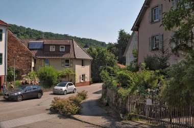 Çevredeki yemyeşil alanlar manzarayı güzelleştirirken, gevrek mavi gökyüzü biraz dinginlik katıyor. Her köşede gelenek, sadelik ve kırsal hayatın sessiz güzelliği hakkında hikayeler fısıldıyor. Titiz bir şekilde muhafaza edilmiş de olabilir.