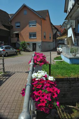 Çevredeki yemyeşil alanlar manzarayı güzelleştirirken, gevrek mavi gökyüzü biraz dinginlik katıyor. Her köşede gelenek, sadelik ve kırsal hayatın sessiz güzelliği hakkında hikayeler fısıldıyor. Titiz bir şekilde muhafaza edilmiş de olabilir.