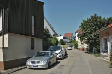 Çevredeki yemyeşil alanlar manzarayı güzelleştirirken, gevrek mavi gökyüzü biraz dinginlik katıyor. Her köşede gelenek, sadelik ve kırsal hayatın sessiz güzelliği hakkında hikayeler fısıldıyor. Titiz bir şekilde muhafaza edilmiş de olabilir.