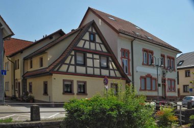 Çevredeki yemyeşil alanlar manzarayı güzelleştirirken, gevrek mavi gökyüzü biraz dinginlik katıyor. Her köşede gelenek, sadelik ve kırsal hayatın sessiz güzelliği hakkında hikayeler fısıldıyor. Titiz bir şekilde muhafaza edilmiş de olabilir.