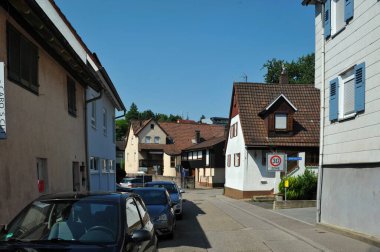 Çevredeki yemyeşil alanlar manzarayı güzelleştirirken, gevrek mavi gökyüzü biraz dinginlik katıyor. Her köşede gelenek, sadelik ve kırsal hayatın sessiz güzelliği hakkında hikayeler fısıldıyor. Titiz bir şekilde muhafaza edilmiş de olabilir.