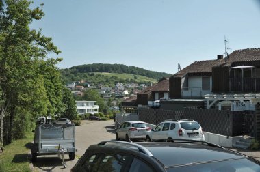 Çevredeki yemyeşil alanlar manzarayı güzelleştirirken, gevrek mavi gökyüzü biraz dinginlik katıyor. Her köşede gelenek, sadelik ve kırsal hayatın sessiz güzelliği hakkında hikayeler fısıldıyor. Titiz bir şekilde muhafaza edilmiş de olabilir.