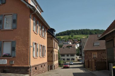 Çevredeki yemyeşil alanlar manzarayı güzelleştirirken, gevrek mavi gökyüzü biraz dinginlik katıyor. Her köşede gelenek, sadelik ve kırsal hayatın sessiz güzelliği hakkında hikayeler fısıldıyor. Titiz bir şekilde muhafaza edilmiş de olabilir.