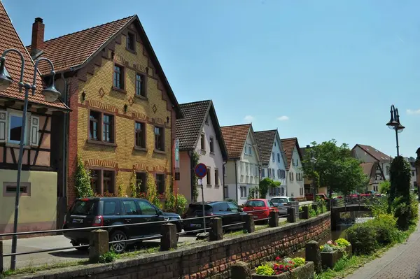 Çevredeki yemyeşil alanlar manzarayı güzelleştirirken, gevrek mavi gökyüzü biraz dinginlik katıyor. Her köşede gelenek, sadelik ve kırsal hayatın sessiz güzelliği hakkında hikayeler fısıldıyor. Titiz bir şekilde muhafaza edilmiş de olabilir.