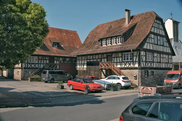 Çevredeki yemyeşil alanlar manzarayı güzelleştirirken, gevrek mavi gökyüzü biraz dinginlik katıyor. Her köşede gelenek, sadelik ve kırsal hayatın sessiz güzelliği hakkında hikayeler fısıldıyor. Titiz bir şekilde muhafaza edilmiş de olabilir.