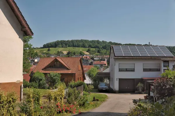 Çevredeki yemyeşil alanlar manzarayı güzelleştirirken, gevrek mavi gökyüzü biraz dinginlik katıyor. Her köşede gelenek, sadelik ve kırsal hayatın sessiz güzelliği hakkında hikayeler fısıldıyor. Titiz bir şekilde muhafaza edilmiş de olabilir.