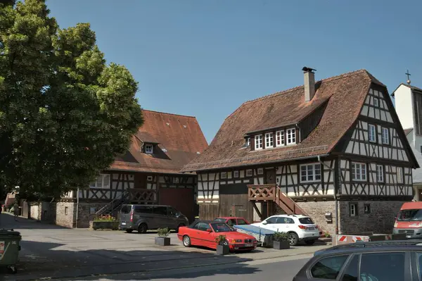 Çevredeki yemyeşil alanlar manzarayı güzelleştirirken, gevrek mavi gökyüzü biraz dinginlik katıyor. Her köşede gelenek, sadelik ve kırsal hayatın sessiz güzelliği hakkında hikayeler fısıldıyor. Titiz bir şekilde muhafaza edilmiş de olabilir.