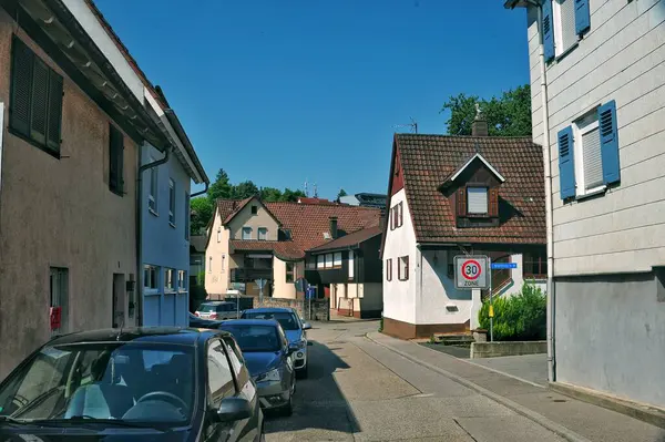 Çevredeki yemyeşil alanlar manzarayı güzelleştirirken, gevrek mavi gökyüzü biraz dinginlik katıyor. Her köşede gelenek, sadelik ve kırsal hayatın sessiz güzelliği hakkında hikayeler fısıldıyor. Titiz bir şekilde muhafaza edilmiş de olabilir.