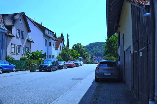 Çevredeki yemyeşil alanlar manzarayı güzelleştirirken, gevrek mavi gökyüzü biraz dinginlik katıyor. Her köşede gelenek, sadelik ve kırsal hayatın sessiz güzelliği hakkında hikayeler fısıldıyor. Titiz bir şekilde muhafaza edilmiş de olabilir.