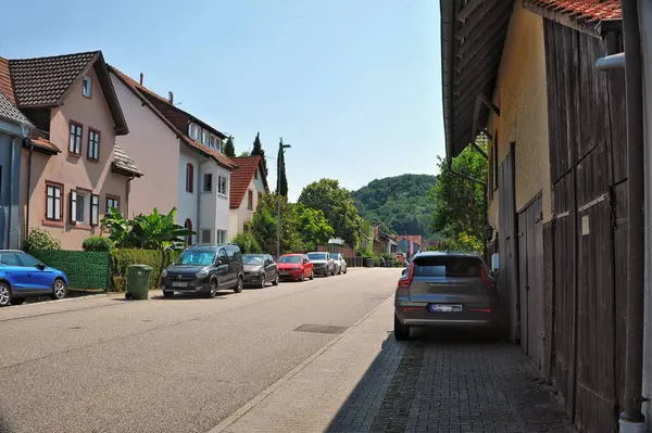 Çevredeki yemyeşil alanlar manzarayı güzelleştirirken, gevrek mavi gökyüzü biraz dinginlik katıyor. Her köşede gelenek, sadelik ve kırsal hayatın sessiz güzelliği hakkında hikayeler fısıldıyor. Titiz bir şekilde muhafaza edilmiş de olabilir.