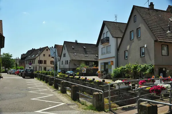 Çevredeki yemyeşil alanlar manzarayı güzelleştirirken, gevrek mavi gökyüzü biraz dinginlik katıyor. Her köşede gelenek, sadelik ve kırsal hayatın sessiz güzelliği hakkında hikayeler fısıldıyor. Titiz bir şekilde muhafaza edilmiş de olabilir.